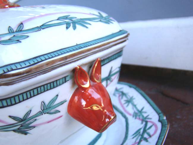 A pair of Chinese Export Porcelain Armorial style Tureens with undertrays, 20th century — image 5